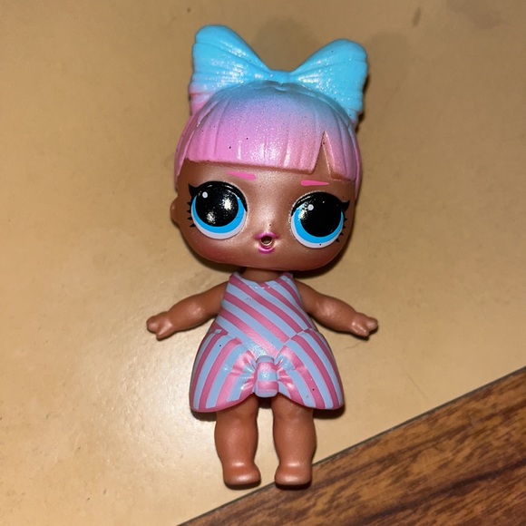 Selling bundle of USED L.O.L surprise dolls, accessories, furniture, and more! - Picture 7 of 15
